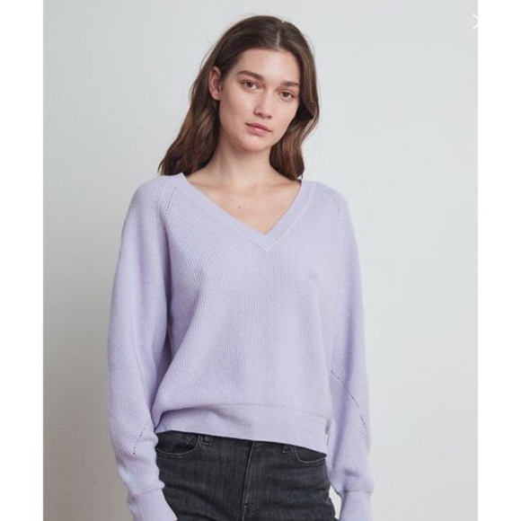 Velvet by Graham & Spencer Lilac v neck sweater large - Picture 7 of 7